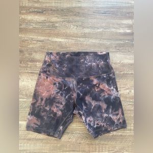 Lulu diamond dye align biker shorts!